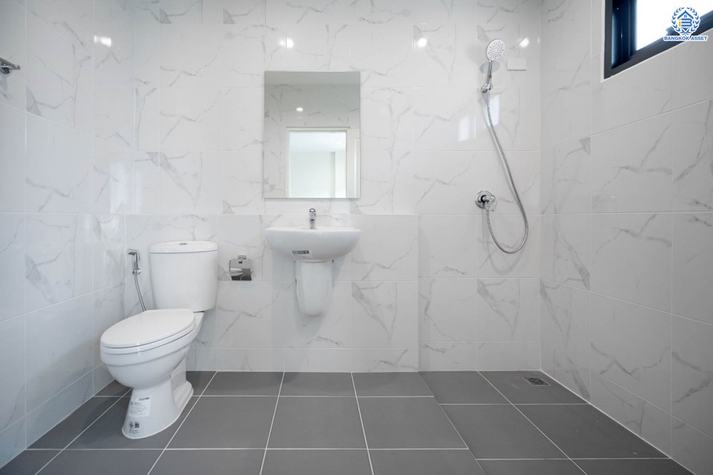 บ้านมือสองตกแต่งใหม่ โครงการ ดิเอมเมอรัลด์การ์เด้น ทวีวัฒนา เนื้อที่ 80 ตร.ว. ฟังก์ชัน 4 ห้องนอน 3 ห้องน้ำ จอดรถได้ 2 คัน บนทำเลศักยภาพเชื่อมต่อหลายเส้นทาง ทั้ง ถนนทวีวัฒนา, ถนนพุทธมณฑลสาย4, ถนนบรมราชชนนี ใกล้เซ็นทรัลปิ่นเกล้า และมหาวิทยาลัยมหิดล